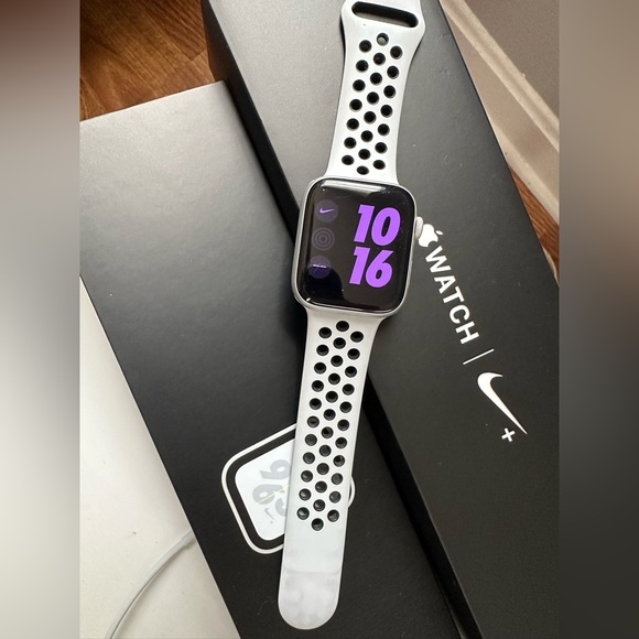 Nike+ Apple Watch 4mm Cellular+GPS - Picture 1 of 3